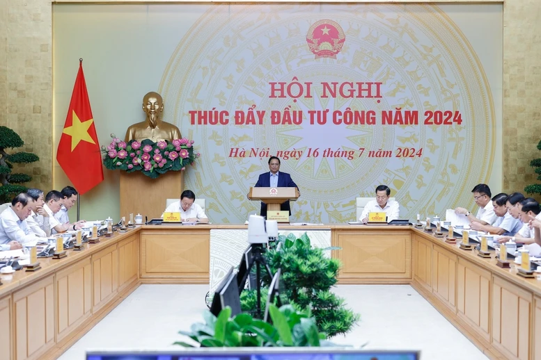 Thủ tướng Phạm Minh Chính chủ trì Hội nghị trực tuyến toàn quốc của Thường trực Chính phủ về thúc đẩy đầu tư công năm 2024. Ảnh: NHẬT BẮC Thủ tướng phê bình 33 đơn vị và 28 địa phương giải ngân đầu tư công thấp