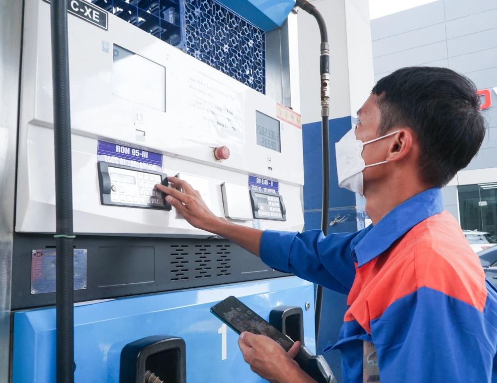 Việc thành lập, vận hành Sàn Giao dịch xăng dầu không dễ dàng. Ảnh: PHI HÙNG san giao dich xang dau.jpg