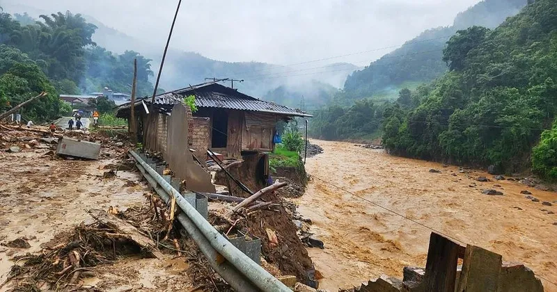 Từ đêm ngày 11 đến ngày 15-8, Bắc Bộ có khả năng xuất hiện đợt mưa lớn. Ảnh: VGP cong dien cua thu tuong ve mua lut.jpg