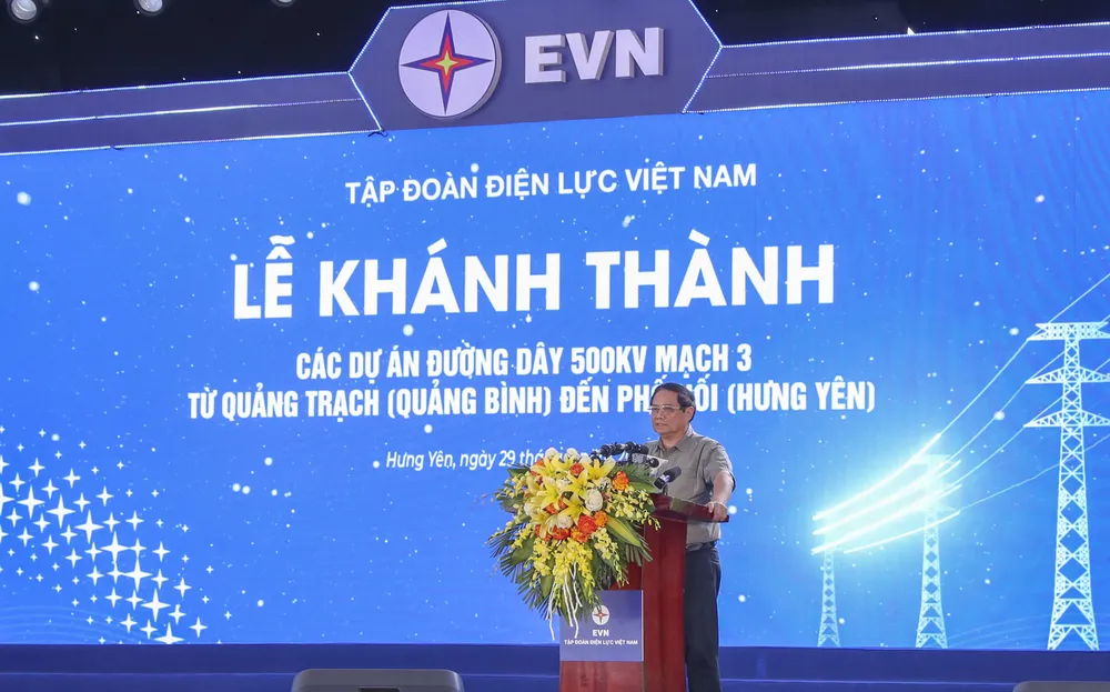 Thủ tướng Phạm Minh Chính biểu dương tinh thần và quyết tâm của EVN, EVNNPT, các nhà thầu, đội ngũ cán bộ, kỹ sư, công nhân ngành điện,... Thủ tướng Phạm Minh Chính - 500kV mạch 3.jpg
