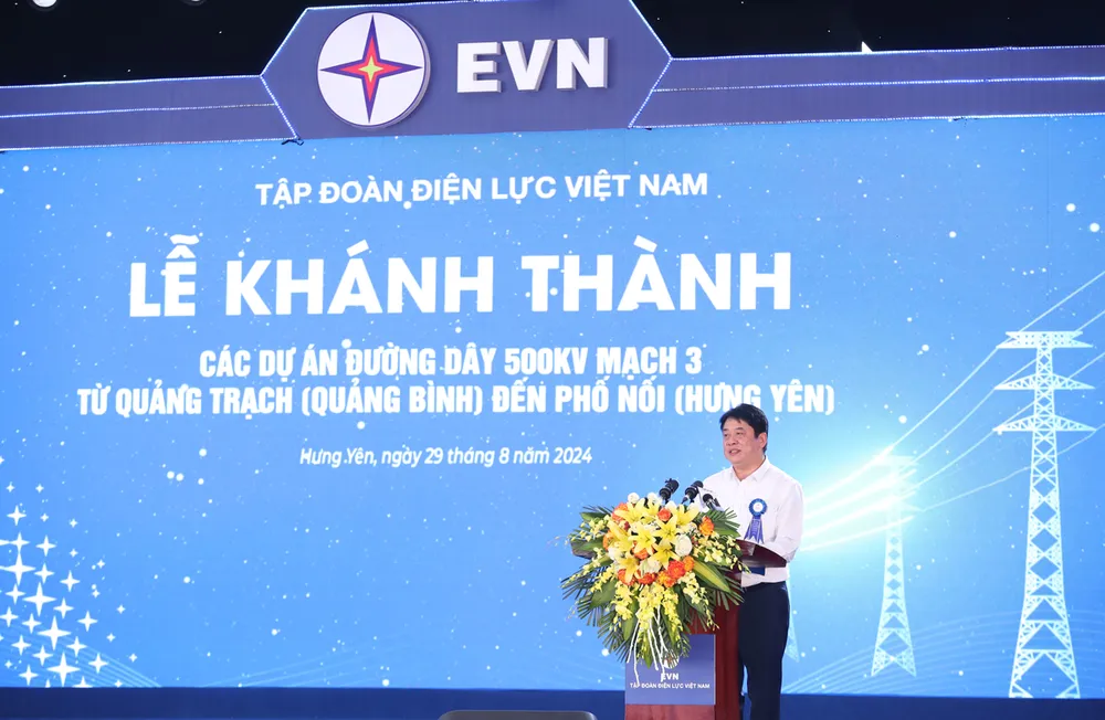 Ông Nguyễn Anh Tuấn, Tổng giám đốc EVN báo cáo về dự án. Ảnh: EVN tong giam doc evn nguyen anh tuan.jpg