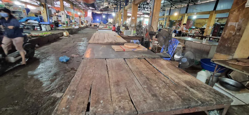 Một quầy thịt ở chợ dân sinh thuộc quận Nam Từ Liêm hết hàng từ sớm. Ảnh: VIẾT LONG dc9647b1-bd30-4304-9416-fe6ca73e8213.jpg