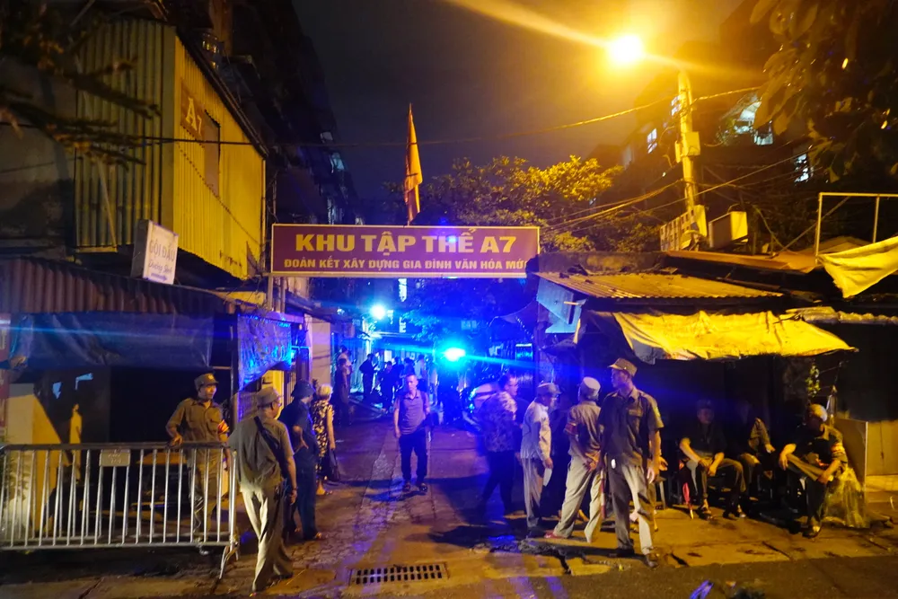 Lực lượng chức năng phường Tân Mai, quận Hoàng Mai tổ chức đưa người dân ở chung cư A7 đến nơi trú bão an toàn. Ảnh: TRÀ PHƯƠNG _DSC6111.JPG