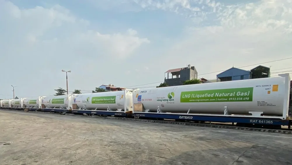Đoàn tàu chở LNG từ miền Nam ra miền Bắc. Ảnh: P.PHONG lng-pv gas-2.jpg
