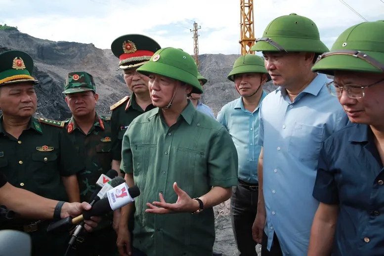 Phó Thủ tướng đề nghị tỉnh Quảng Ninh khởi động mọi lực lượng, chỉ đạo tập trung, thông tin liên lạc thông suốt, chuẩn bị mọi kịch bản có thể xảy ra, không để bị động, bất ngờ. Ảnh: VGP pho thu tuong tran hong ha.jpg
