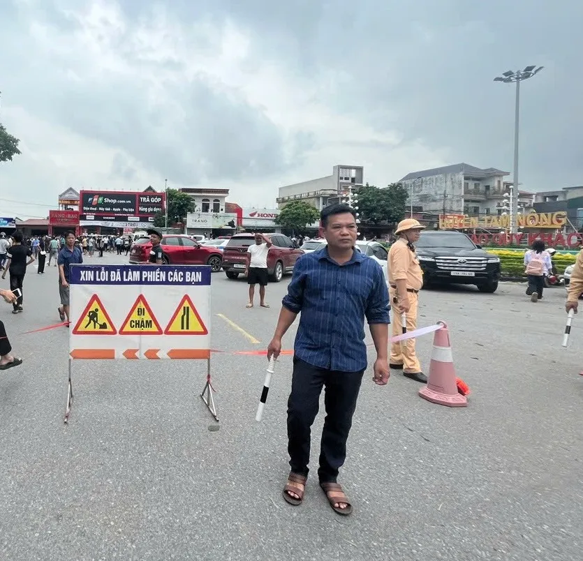 Công an tỉnh Phú Thọ phân luồng giao thông sau vụ sập cầu Phong Châu. Ảnh: NAM HỒNG cau phong châu.jpg