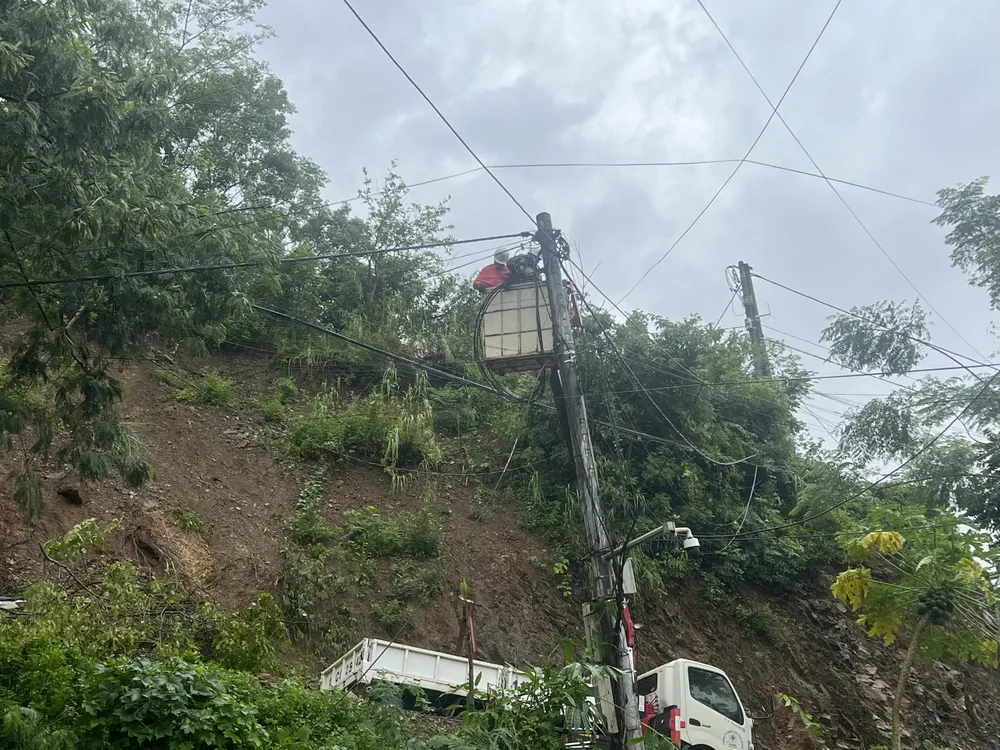Ngành điện nỗ lực cao nhất để sớm cấp điện trở lại an toàn, ổn định cho khách hàng. e0079f28bfaf18f141be.jpg