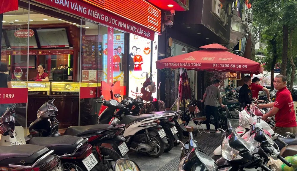 Nhà đầu tư vàng đang ngóng chờ kết quả từ cuộc bầu cử Mỹ. Ảnh: NGỌC DIỆP Giá vàng thế giới cao, thị trường vàng Hà Nội thưa thớt người mua