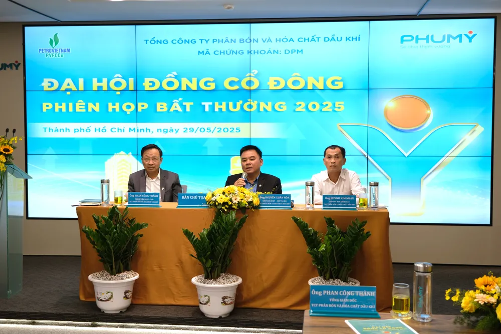 Ông Nguyễn Xuân Hòa, Chủ tịch Hội đồng quản trị PVFCCo điều hành phiên họp. Phú Mỹ bầu bổ sung thành viên Hội đồng Quản trị.JPG