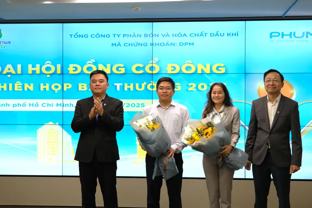 Ông Nguyễn Xuân Hòa (trái), Chủ tịch Hội đồng quản trị và ông Phan Công Thành, Tổng Giám đốc PVFCCo trao hoa cho ông Trịnh Văn Khiêm và bà Võ Thị Thanh Ngọc. DSCF6168.JPG