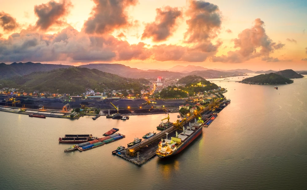 210-chieu tren ben cang (cua ong) - nguyenthanhchung83@gmail.com.jpg