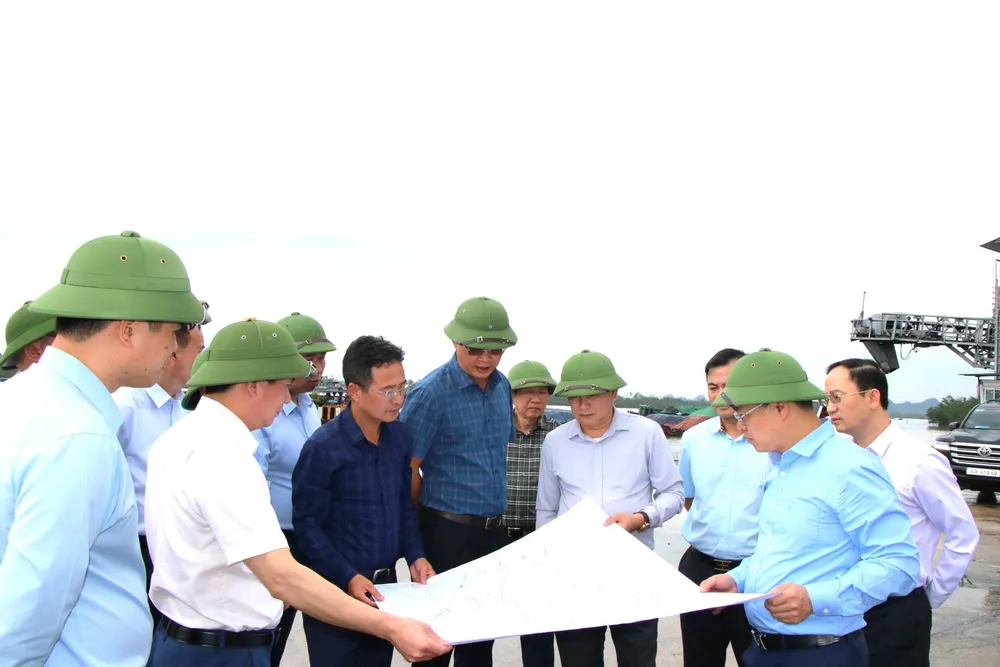 Tổng giám đốc TKV Vũ Anh Tuấn (áo trắng ở giữa) cùng đoàn công tác kiểm tra tại cảng Bến Cân, cảng Điền Công thuộc Công ty Kho vận Đá Bạc - Vinacomin. 6 tháng 2025, TKV lãi 3.960 tỉ đồng, nộp ngân sách Nhà nước trên 14.600 tỉ đồng.jpg