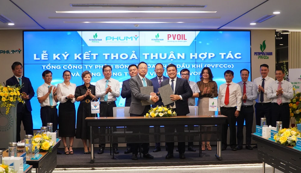PVFCCo - Phú Mỹ và PVOIL ký kết thỏa thuận hợp tác trong lĩnh vực dịch vụ, thương mại và hóa chất (1).jpg