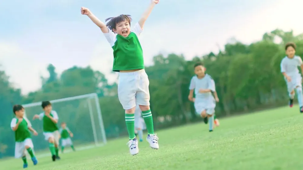 Thường xuyên vận động, tiếp xúc với môi trường bên ngoài làm tăng khả năng thích ứng và phòng vệ tự nhiên của cơ thể, giúp trẻ giảm nguy cơ ốm vặt.