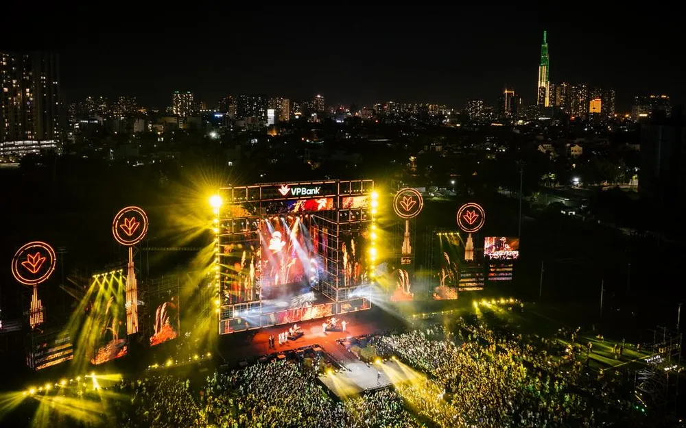 Ấn tượng mạnh nhất Light Up Viet Nam mang đến cho khán giả chính là sân khấu siêu hoành tráng với visual đỉnh cao. Bao trọn mặt sân vận động, sân khấu Light Up Viet Nam có chiều dài 110m và chiều cao lên tới 30m, tương đương tòa nhà 8-9 tầng. Tâm điểm sân khấu là khối lập phương khổng lồ được trang bị dàn đèn và màn hình led hiện đại, tạo hiệu ứng 3D mãn nhãn. Xung quanh khối lập phương là bông hoa thịnh vượng bay lên không trung, tỏa sáng rực rỡ.