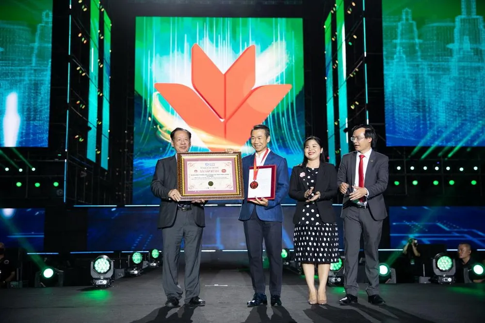 Với hơn 2.000m LED Matrix cùng hệ thống gần 700 đèn chiếu sáng và 200 loa công suất lớn được sử dụng, Light Up Viet Nam đã xác lập kỷ lục “Đại nhạc hội âm nhạc sử dụng công nghệ Lighting Show kết hợp LED matrix lớn nhất tại Việt Nam” do Tổ chức Kỷ lục Việt Nam chứng nhận.