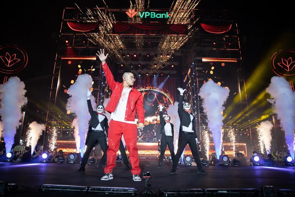 Không khí đại nhạc hội được “bơm” thêm sức nóng khi chất giọng mạnh mẽ của GDucky trên nền bản rap Tiền Nhiều Để Làm Gì vang lên. Theo đánh giá của nhiều khán giả, đây là một trong những tiết mục đỉnh nhất chương trình, kết hợp hoàn hảo từ hình tượng con rối đến visual mãn nhãn và sự xuất hiện của 30 vũ công đeo mặt nạ đầy ma mị.