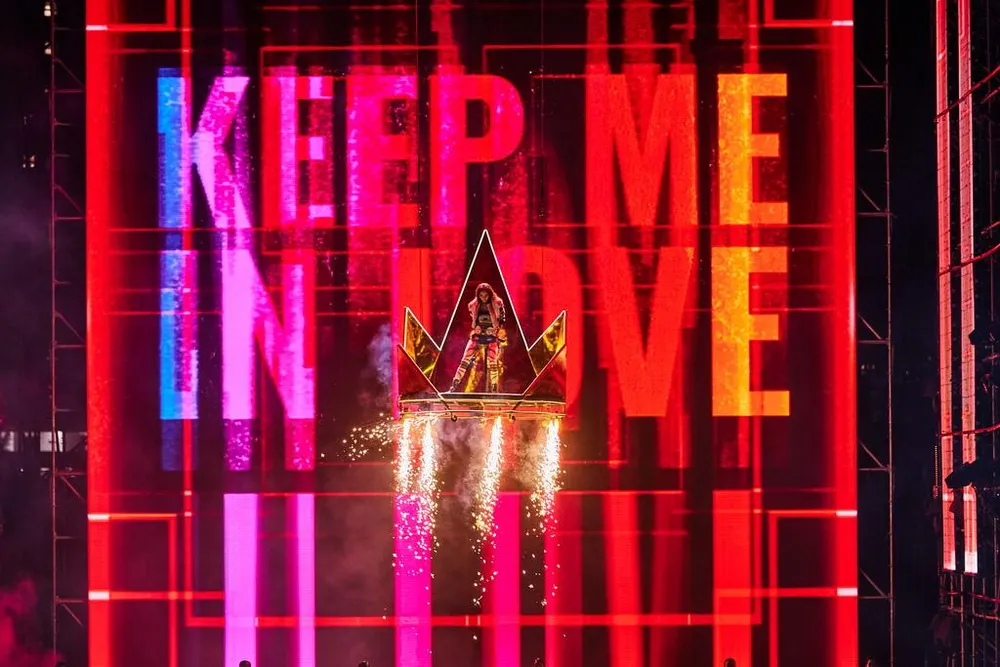 Giữa khoảng không của sân khấu, Hồ Ngọc Hà xuất hiện và tỏa sáng như một nữ thần với hàng chục tia pháo hoa rực rỡ bao quanh. Nữ hoàng giải trí thể hiện quyền năng “mê hoặc” khán giả với màn trình diễn bùng nổ Keep Me In Love và Em Muốn Anh Đưa Em Về.