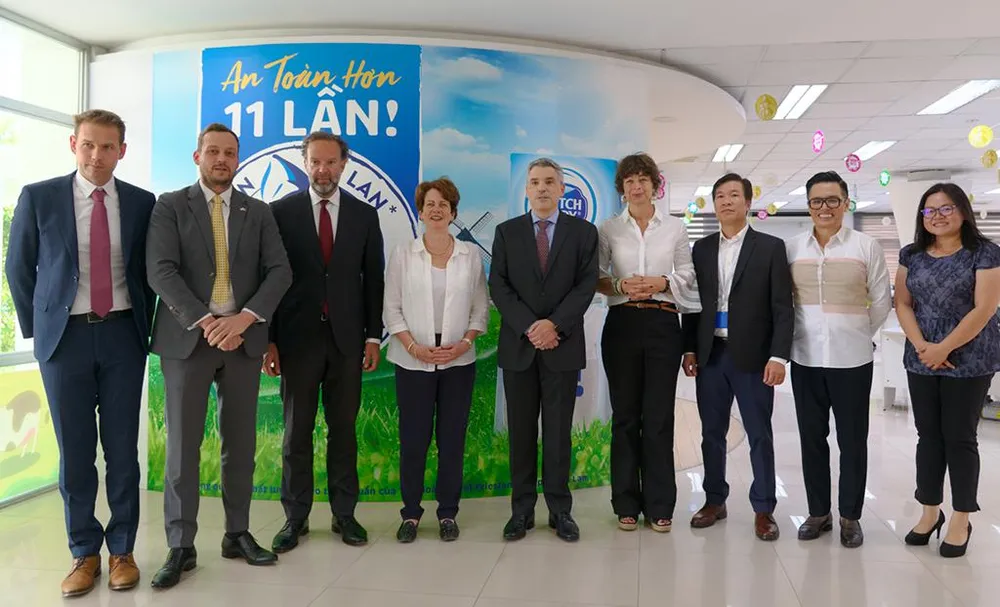 Bà Hanneke Schuiling, Thứ trưởng Kinh tế đối ngoại, Bộ Ngoại Giao Hà Lan (thứ tư từ trái sang) cùng phái đoàn và Ban Giám đốc FrieslandCampina Việt Nam Bà Hanneke Schuiling, Thứ trưởng Kinh tế đối ngoại, Bộ Ngoại Giao Hà Lan (thứ tư từ trái sang) cùng phái đoàn và Ban Giám đốc FrieslandCampina Việt Nam