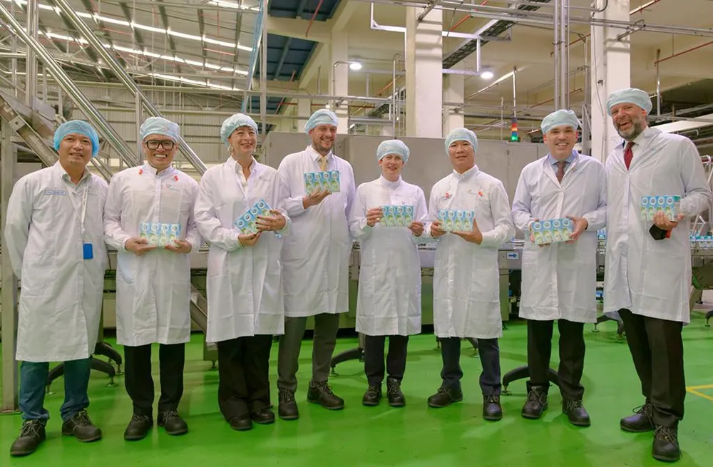 H.3: Bà Hanneke Schuiling, Thứ trưởng Kinh tế đối ngoại, Bộ Ngoại Giao Hà Lan (thứ tư từ phải sang) cùng phái đoàn chụp hình cùng sản phẩm FrieslandCampina Việt Nam H.3: Bà Hanneke Schuiling, Thứ trưởng Kinh tế đối ngoại, Bộ Ngoại Giao Hà Lan (thứ tư từ phải sang) cùng phái đoàn chụp hình cùng sản phẩm FrieslandCampina Việt Nam