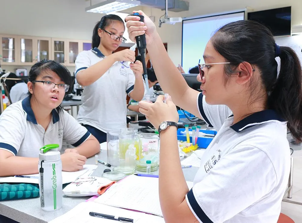Học sinh Trường Đinh Thiện Lý trong một tiết học thí nghiệm