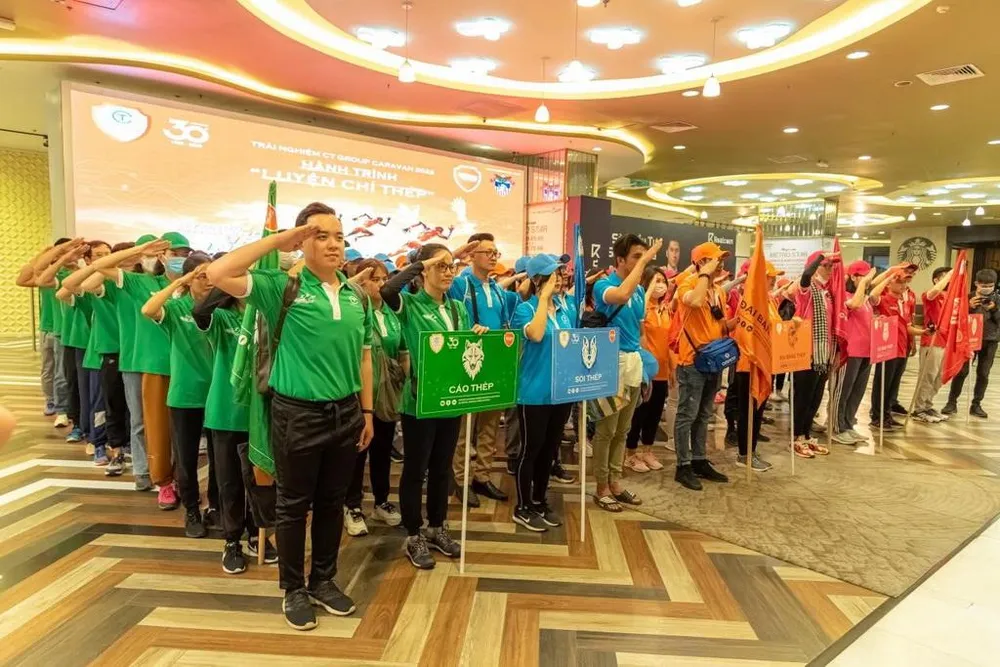 Hành quân xuyên đêm, khi bình minh vừa ló rạng cũng là lúc các ironman đến với điểm đầu tiên có tên gọi &quot;Mở cửa &quot; ở chùa Hoa Nghiêm (Lộc Thắng, Bảo Lâm, Lâm Đồng) để mở tung cánh cửa thiền tâm, tạo khoảng trống để thu nạp năng lượng tích cực trong suốt hành trình Caravan.