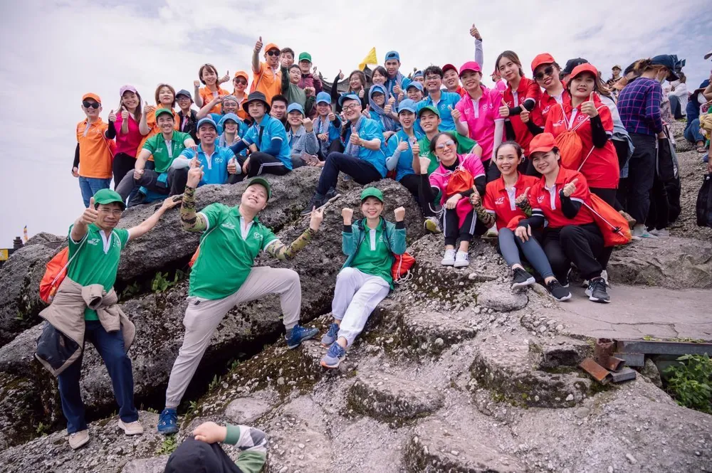 Chuyên cơ đặc biệt cất cánh đưa các chiến binh hành quân ra Hải Phòng. Điểm đến sáng cùng ngày là thiền hành lên chùa Đồng trên non thiêng Yên Tử, chiêm bái tượng Phật Hoàng Trần Nhân Tông, hiểu thêm về lịch sử hào hùng 3 lần thắng quân Nguyên Mông. Khác với Đà Lạt, cung đường lên núi thiêng Yên Tử cũng chứng kiến sự bứt phá giới hạn phi thường của nhiều ironman một cách kỳ lạ.