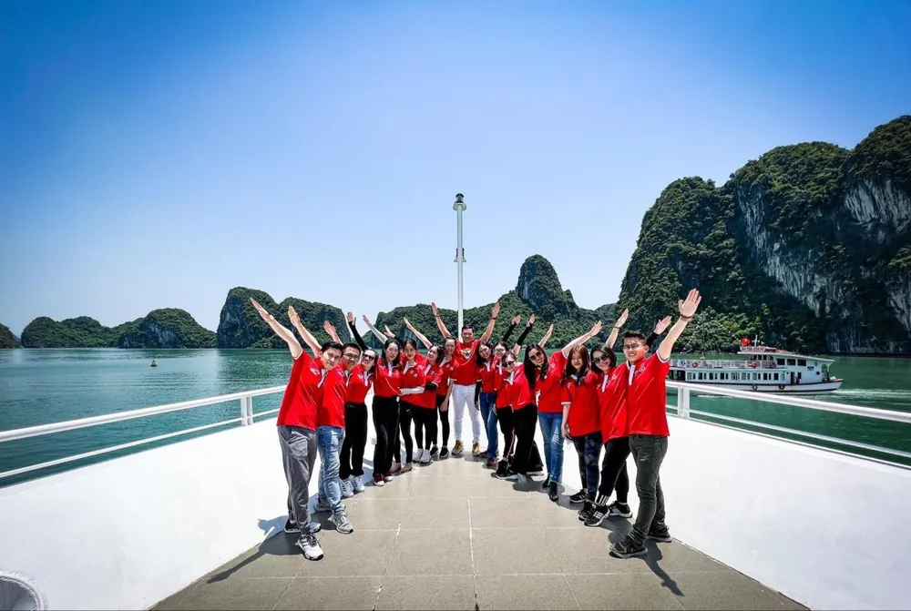 Ngày cuối cùng của hành trình Caravan 2022, sau hội thảo tràn đầy năng lượng lấy cảm hứng từ cuốn sách “Nhà lãnh đạo không chức danh”, các chiến binh ironman lên du thuyền năm sao tham quan vịnh Hạ Long…
