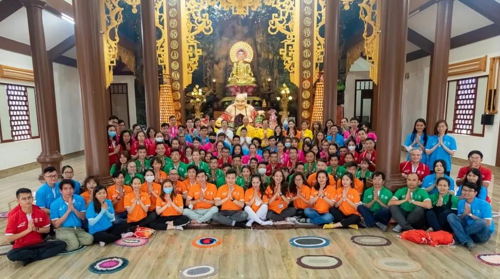 Rời chùa Hoa Nghiêm, các ironman cùng thưởng lãm trà đạo tại Tea Resort và thi vẽ tranh từ một nguyên liệu duy nhất: lá trà Bảo Lộc, để hòa mình vào thiên nhiên.