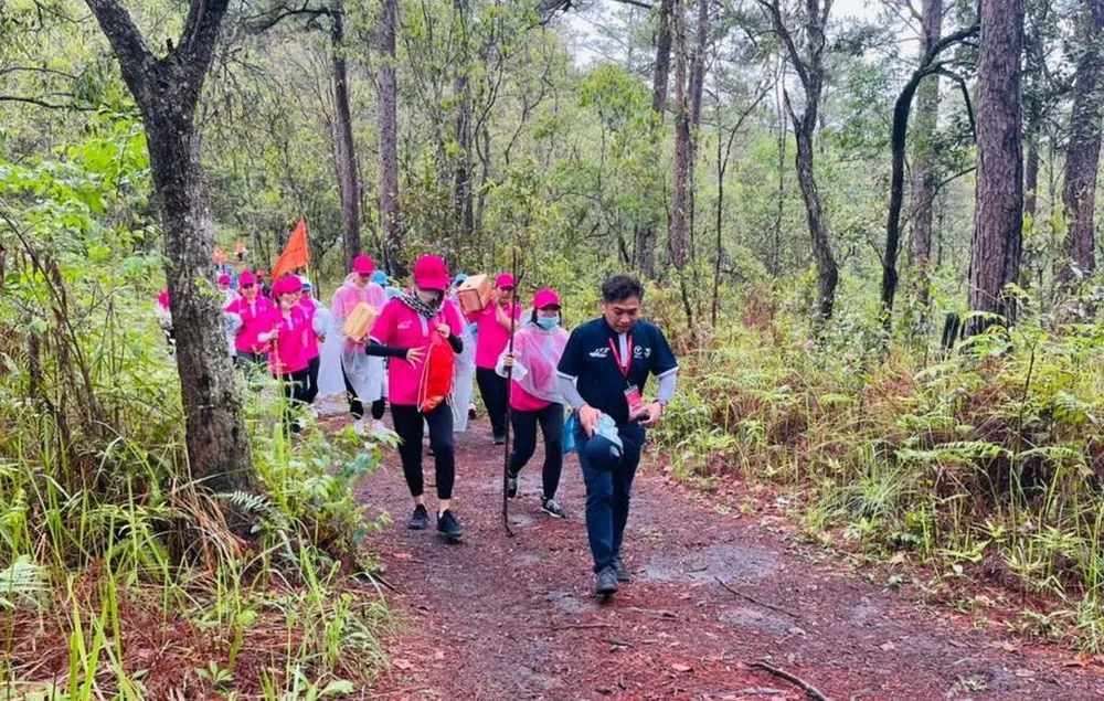 Vượt đèo lội suối, mặc cơn mưa, các chiến binh hành quân băng rừng gần 10 km từ hầm Đất Sét đến bãi Nam Qua. Hành trình mở màn đầy cam go này cũng là khi tinh thần đồng đội thăng hoa và giàu xúc cảm. Chiến binh khoẻ mạnh hơn dìu bước những nữ chiến binh lần đầu tham gia thử thách xuyên rừng này. Tinh thần đồng đội và nghị lực người CT Group đã lần lượt giúp tất cả chiến binh về đích, hoàn thành chặng đua trong niềm tự hào đã vượt qua giới hạn bản thân.