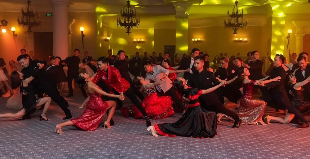 Sau một ngày tơi tả băng rừng vượt suối, điều kỳ diệu đã hiện ra trong đêm “Dạ vũ”. Các chiến binh đã trở thành những quý ông với Tuxedo và quý cô với áo váy lộng lẫy. Trong tiếng nhạc valse du dương trầm bổng và ánh đèn sân khấu ảo diệu, những chiến binh cùng nhau bay trên từng điệu Valse quý tộc, kiêu sa, lả lướt quyến rũ lòng người, xen lẫn trong điệu tango sôi động hiện đại, một đêm của thăng hoa cảm xúc tuyệt vời.