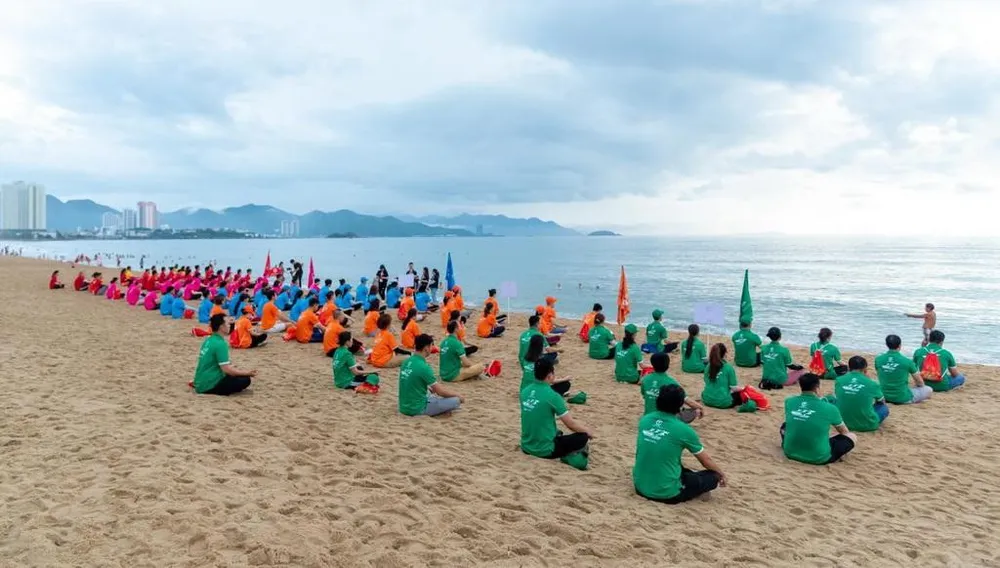 Mờ sáng ngày 1-5 sau khi tham gia giải mật thư đầy căng não, các ironman đã có những phút giây thư thái đón bình minh và thiền yoga trên bãi biển, lắng nghe tiếng sóng vỗ bờ và hít hà vị mặn mòi của biển cả, lắng nghe sự rạo rực sức sống trong mỗi chiến binh.