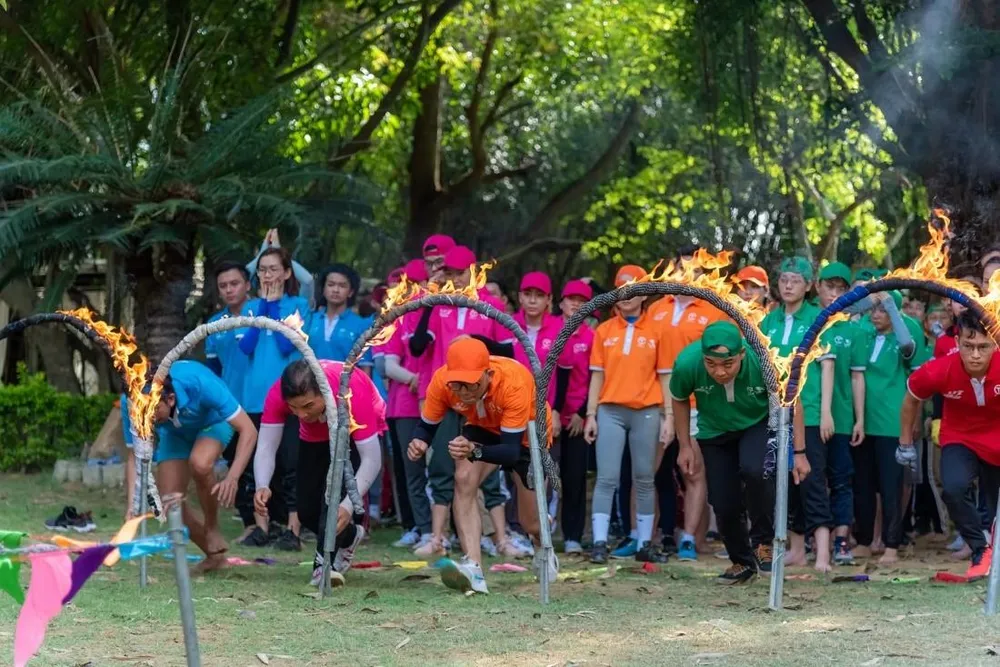 Trở lại với những thử thách hội thao liên hoàn đầy chất “lửa” tại Léman Tree Resort, khu đào tạo cao cấp của CT Group. Dưới bóng tre xanh của ốc đảo Léman Tree, bên dòng sông Cái hiền hòa, các đội tham gia chương trình rèn luyện thể lực và thi đấu liên tục với nhiều môn thể thao phối hợp: bơi, bóng đá, bóng bàn, bóng chuyền, đánh cờ, thi nấu ăn, đua thuyền vượt sông…