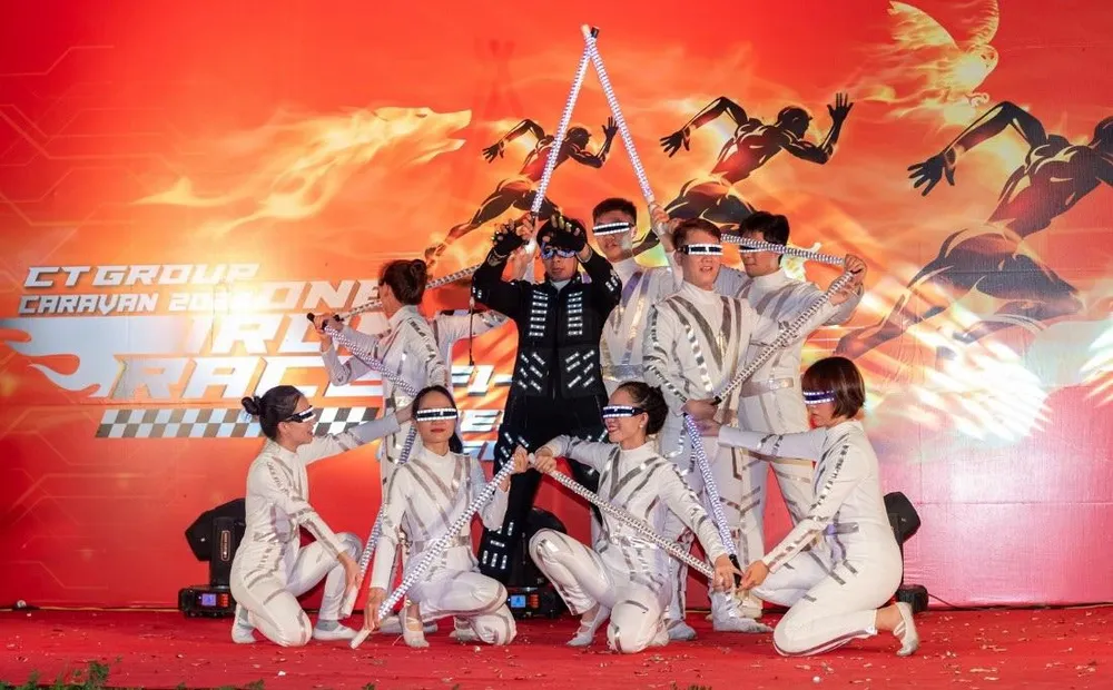 Đêm tiệc Gala Dinner màu sắc, đầy chất ironman đã diễn ra hết sức sôi động sau đó, tất cả cảm xúc như được bùng nổ cùng âm nhạc, những tiết mục văn nghệ đặc sắc, những vũ điệu ấn tượng, mang đậm tinh thần chiến binh CT Group. Từ các tiết mục Gương mặt thân quen, Rap Việt, âm nhạc dân tộc, và đặc biệt là phần thi Cyber truyền tải mạnh mẽ thông điệp “Hoá rồng công nghệ tương lai” cũng được các đội thể hiện đậm nét.