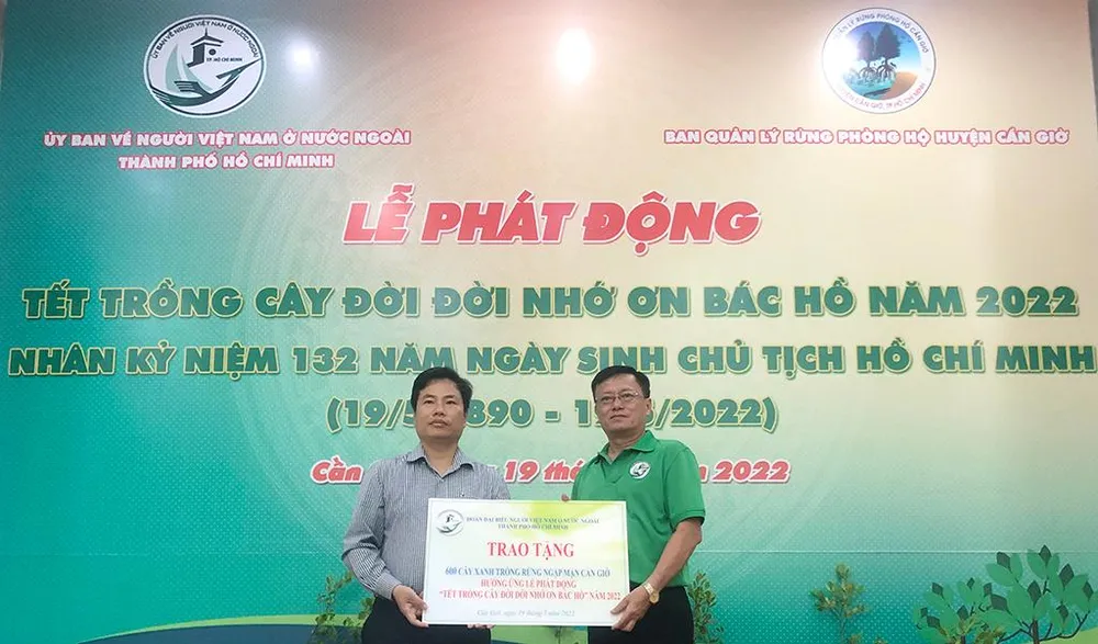 Đại diện Ủy ban về người Việt Nam tại nước ngoài TP.HCM trao biểu trưng 600 cây xanh cho BQL rừng phòng hộ huyện Cần Giờ. Đại diện Ủy ban về người Việt Nam tại nước ngoài TP.HCM trao biểu trưng 600 cây xanh cho BQL rừng phòng hộ huyện Cần Giờ.
