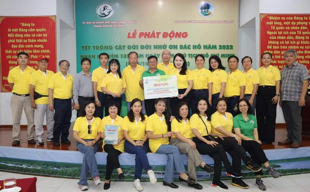 Đoàn kiều bào chụp hình lưu niệm tại BQL rừng phòng hộ huyện Cần Giờ Đoàn kiều bào chụp hình lưu niệm tại BQL rừng phòng hộ huyện Cần Giờ