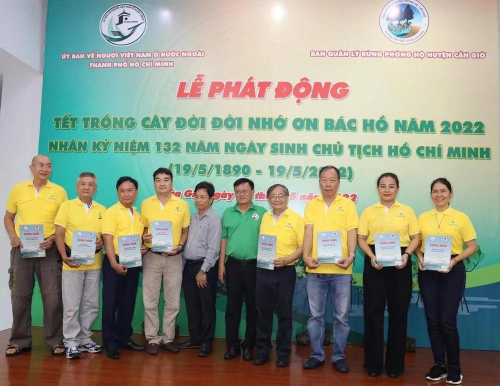 BQL rừng phòng hộ huyện Cần Giờ trao giấy chứng nhận tham gia chương trình trồng cây “Tết trồng cây đời đời nhớ ơn Bác Hồ” cho các kiều bào. BQL rừng phòng hộ huyện Cần Giờ trao giấy chứng nhận tham gia chương trình trồng cây “Tết trồng cây đời đời nhớ ơn Bác Hồ” cho các kiều bào.