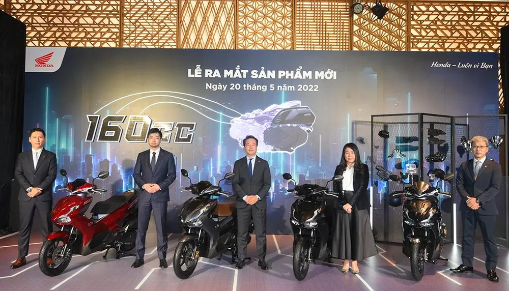 Ban lãnh đạo Honda Việt Nam bên cạnh các mẫu xe mới ra mắt