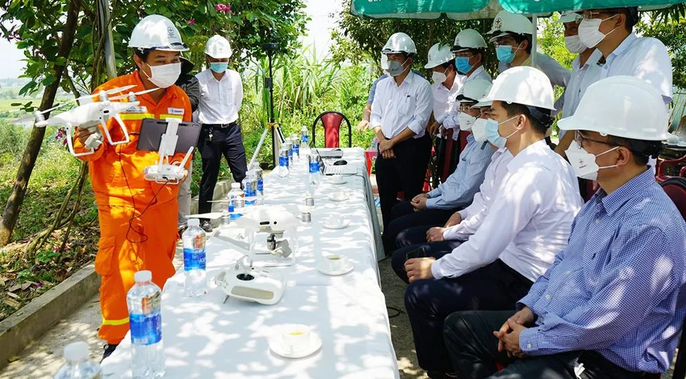 PTC2 giới thiệu với đoàn kiểm tra EVN về hệ thống giám sát đường dây và thiết bị bay.