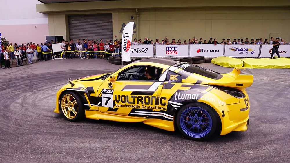 Biểu diễn “đốt lốp xe” của các chuyên gia Biểu diễn “đốt lốp xe” của các chuyên gia