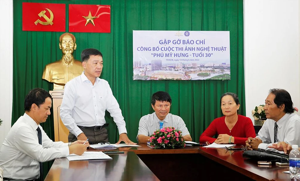 Ông Nguyễn Đình Thọ, Phó TGĐ Công ty Phú Mỹ Hưng, công bố các giải thưởng của cuộc thi.