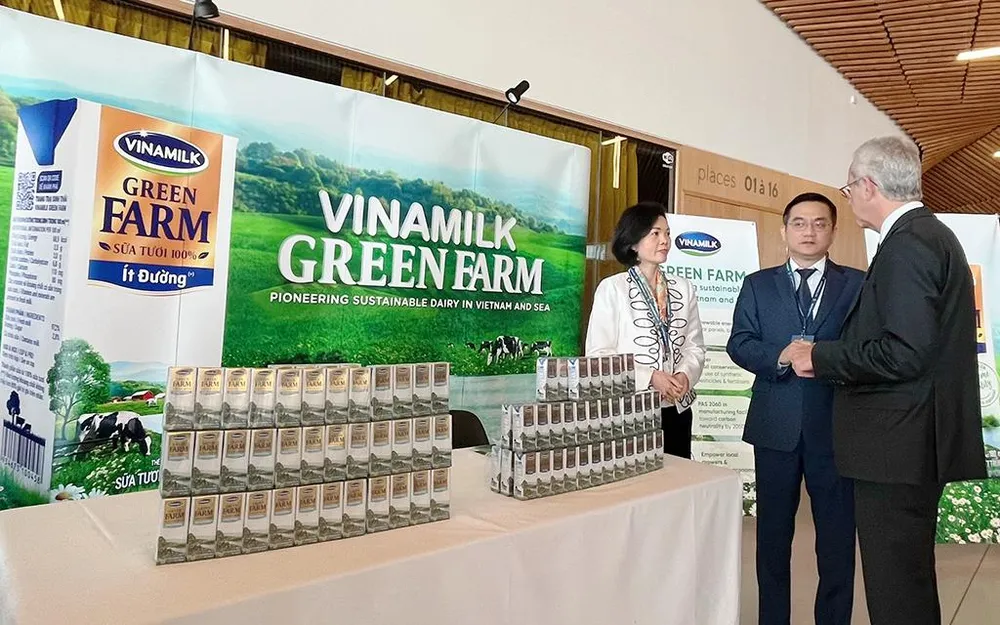 Ông Richard Hall và đại diện Vinamilk trao đổi về mô hình Green Farm đã được Vinamilk xây dựng tại Việt Nam