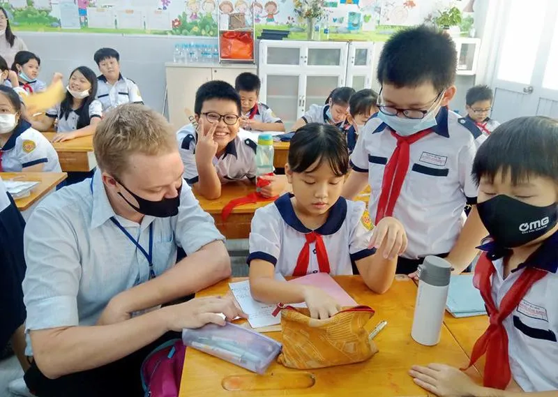 Các em học sinh đang được giáo viên quốc tế hướng dẫn học tập Các em học sinh đang được giáo viên quốc tế hướng dẫn học tập