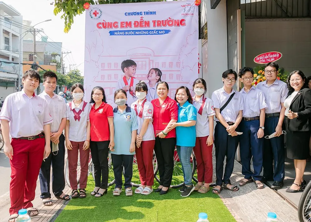 Prudential trao tặng xe đạp cho học sinh nghèo hiếu học tại TP. Thủ Đức
