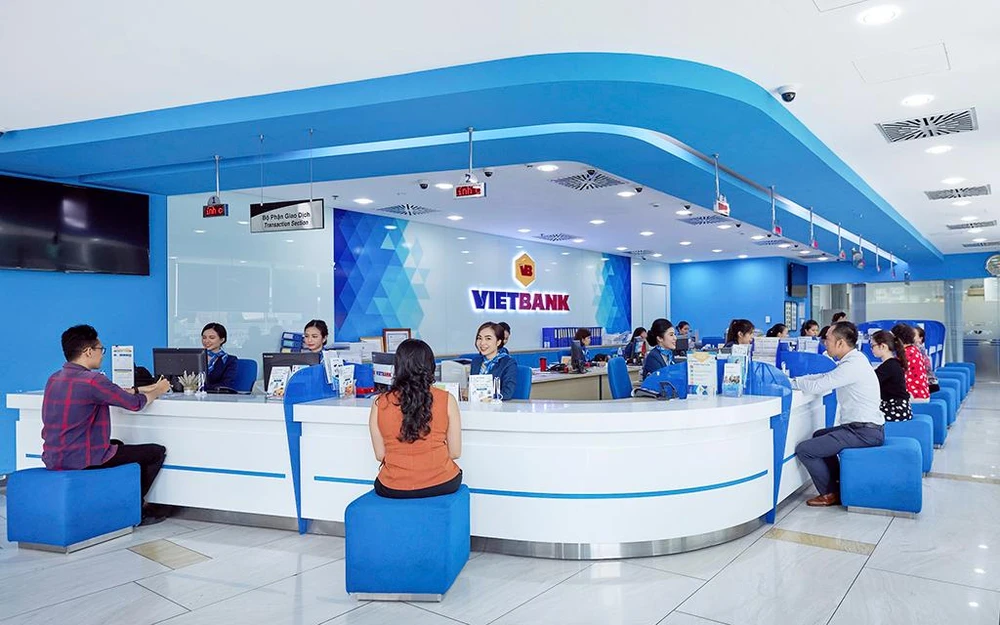 Khách hàng giao dịch tại Vietbank
