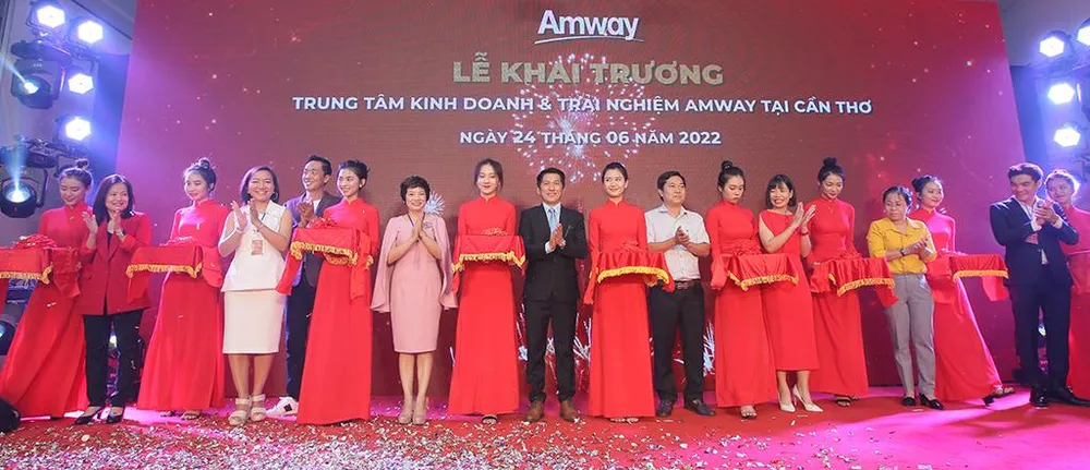 Cắt băng khai trương Trung tâm kinh doanh và trải nghiệm tại Cần Thơ. Cắt băng khai trương Trung tâm kinh doanh và trải nghiệm tại Cần Thơ.