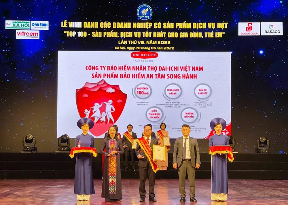 Ông Trần Thanh Tú – Phó TGĐ Pháp lý, Pháp chế và Đối ngoại Dai-ichi Life Việt Nam, nhận giải thưởng “Top 100 - Sản phẩm, Dịch vụ tốt nhất cho Gia đình, Trẻ em” năm 2022