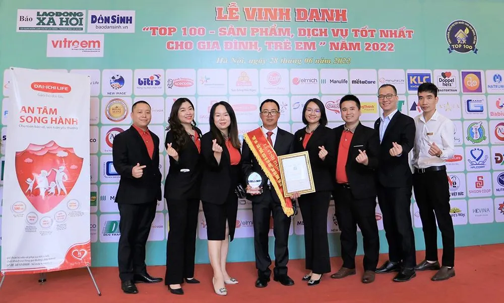 Các thành viên Dai-ichi Life Việt Nam tại lễ trao giải “Top 100 - Sản phẩm, Dịch vụ tốt nhất cho Gia đình, Trẻ em” năm 2022