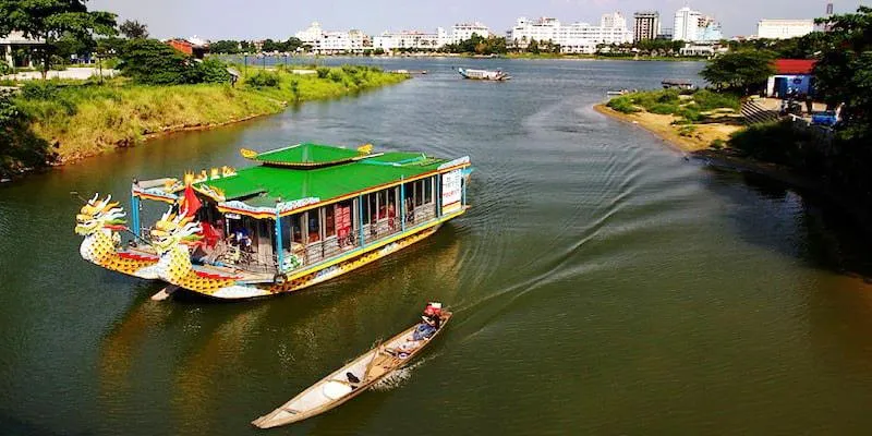 Thuyền rồng trên sông Hương