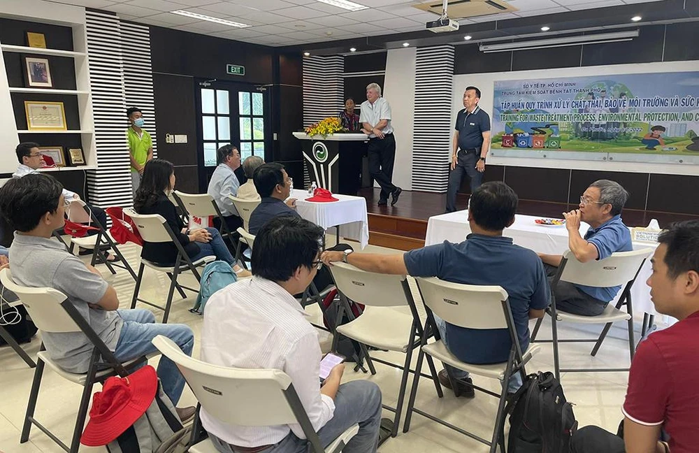 Ông David Dương trả lời các câu hỏi cho đoàn tham quan